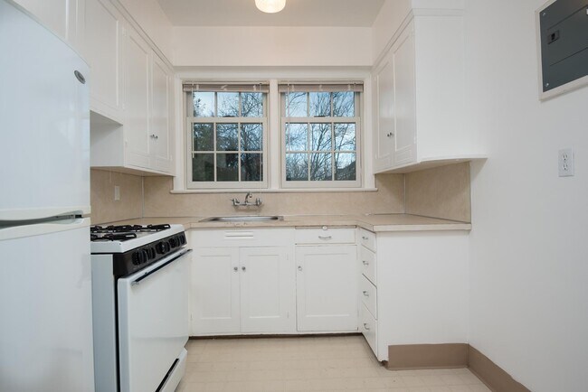 Building Photo - 1 Bedroom corner apartment