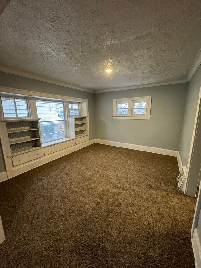 Foto del edificio - 5 Bed / 1.5 Bath Sunroom & Spacious Layout