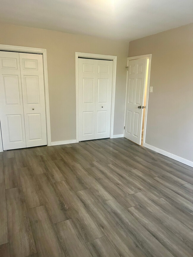 Photo du bâtiment - 2 BED - 1 BATH - BURLINGTON - FREEHOLD TOWNHOUSE