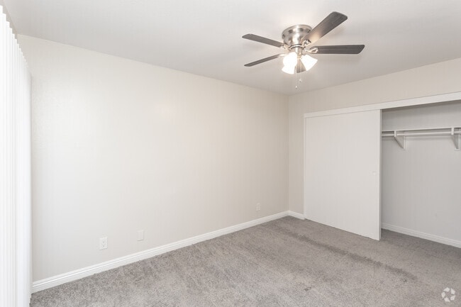 2 habitaciones, 2 baños - 850 pies cuadrados - Primer dormitorio - 250 E Acacia St.