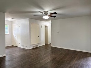 Building Photo - 53102 Red Oak Dr