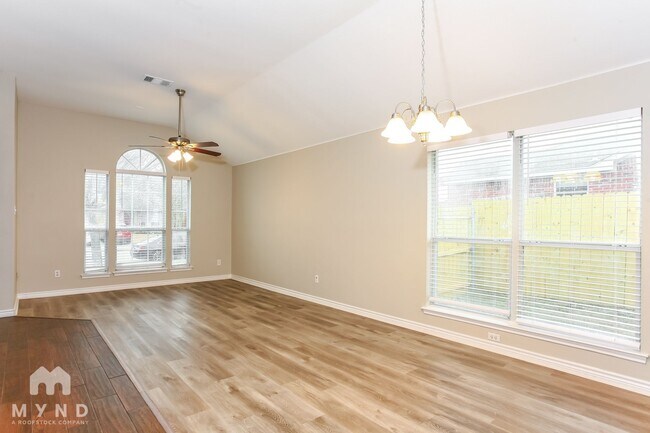 Foto del edificio - 421 Pin Oak Ln