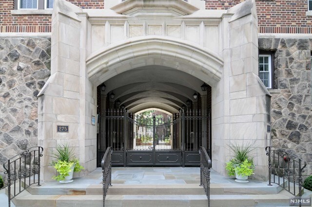 Building Photo - 275 Engle St