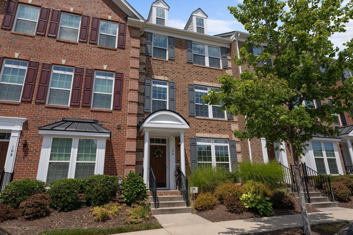 Primary Photo - Stunning 3 Bedroom 2 Bathroom with 2 Addit...