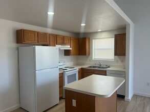 Building Photo - 745 SW Cedar Hill Dr