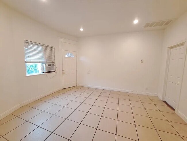 Foto del edificio - 623 E Kingsley Ave