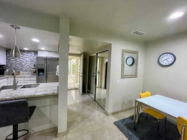 Building Photo - 453 E Via Escuela