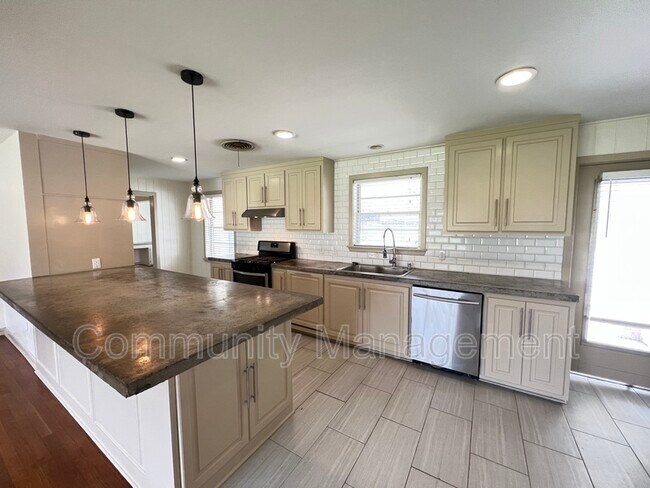 Foto del edificio - 632 Summit Ridge Dr
