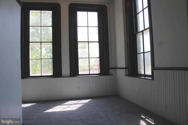 Building Photo - 745 Manor St