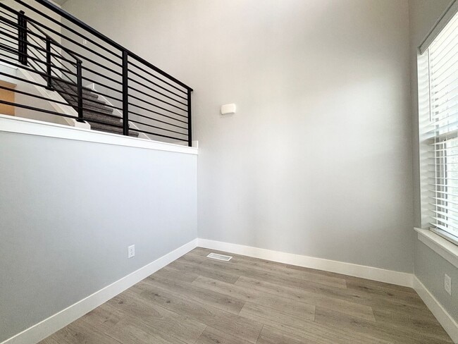 Building Photo - Gorgeous Poolside Corner Townhome at Mount...