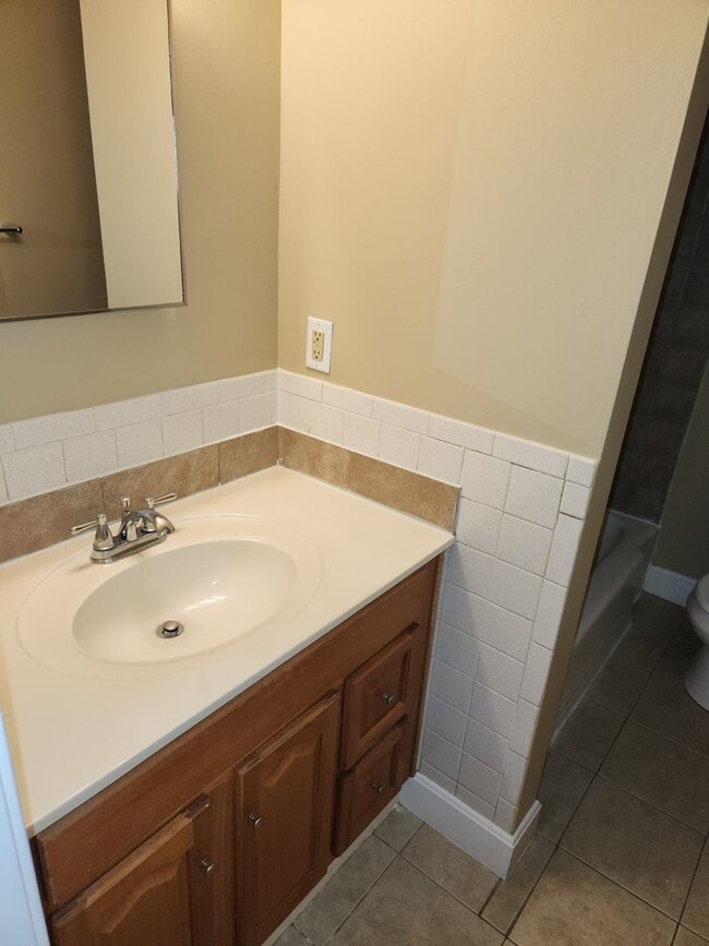 Building Photo - 2 Bedroom 1 bath All Updated