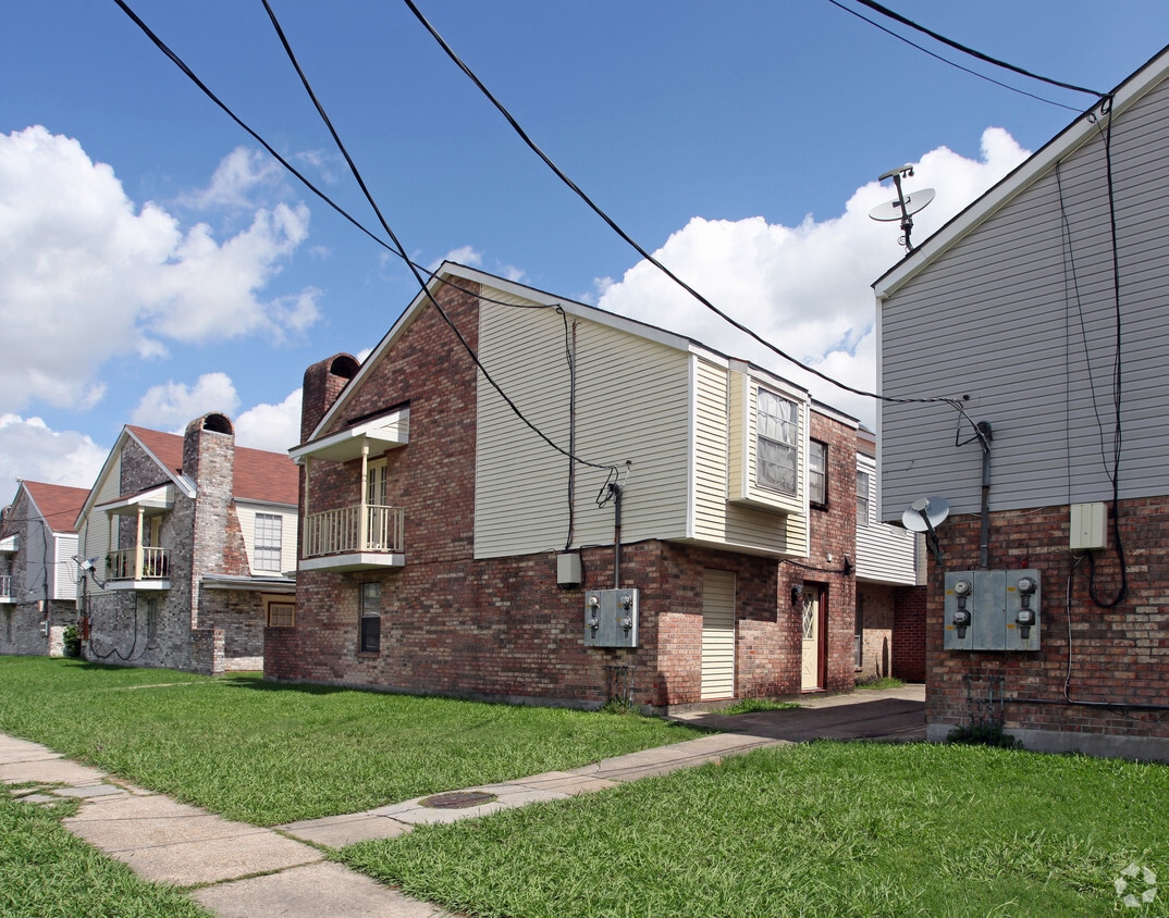 Primary Photo - 3300-3330 Seine St