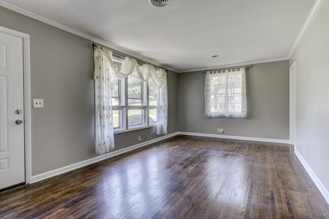 Foto del edificio - 1221 Harwood Dr