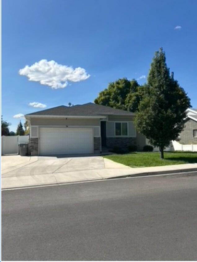 Foto principal - For Rent in Pleasant Grove – 6-Bedroom Bea...