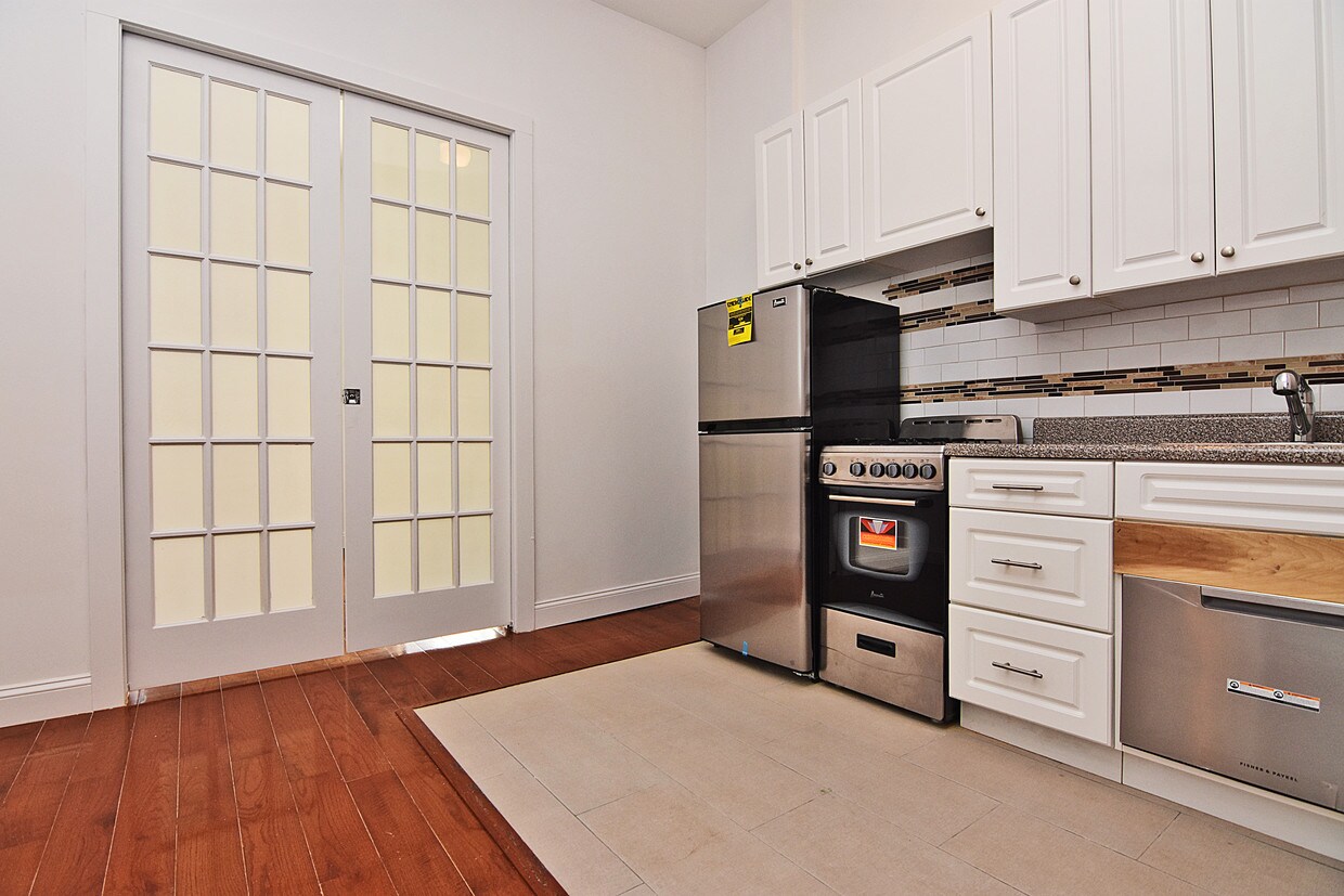 Primary Photo - 220 W 122nd St