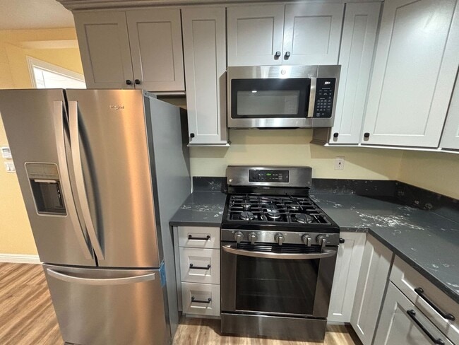 Foto del edificio - Brand new private back house available now in Downey