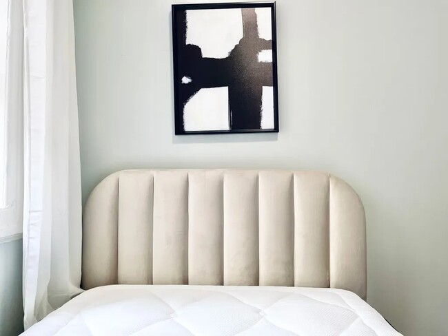 Building Photo - Furnished room/NOT APARTMENT