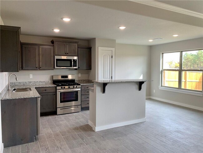 Building Photo - 460 Rama St