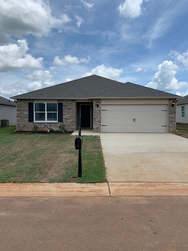 Building Photo - GET IT NOW!   New Three Bedroom | Two Bath Home in Cherokee Bend