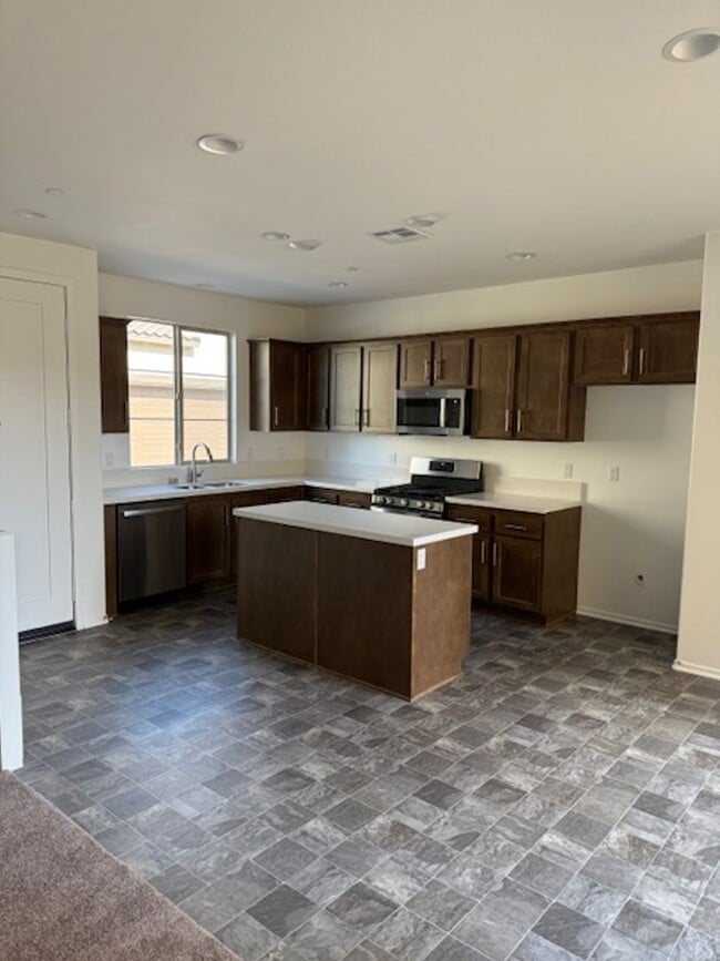 Building Photo - Beautiful Home