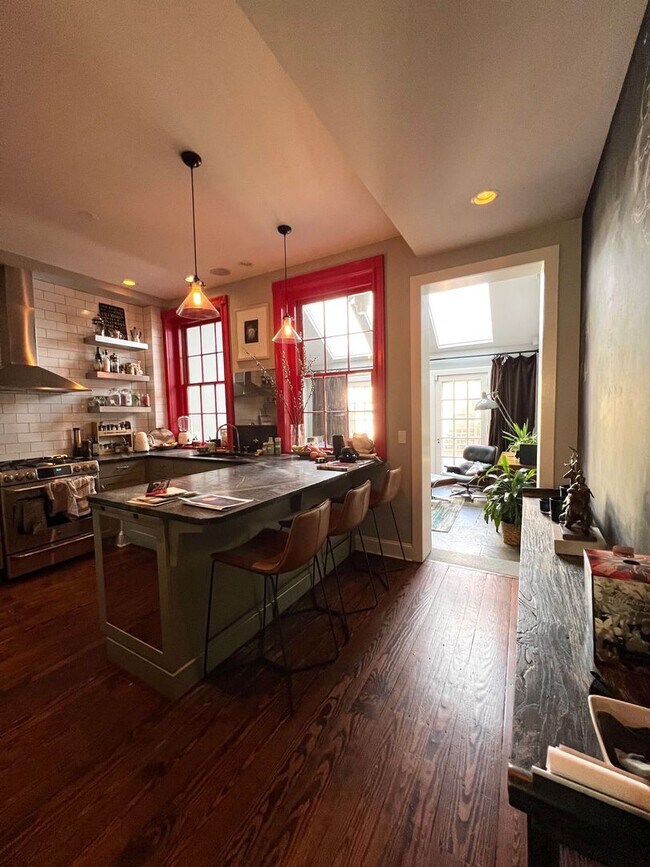 Foto del edificio - Gorgeous 4 Bed / 2.5 Bath Townhouse in Soc...
