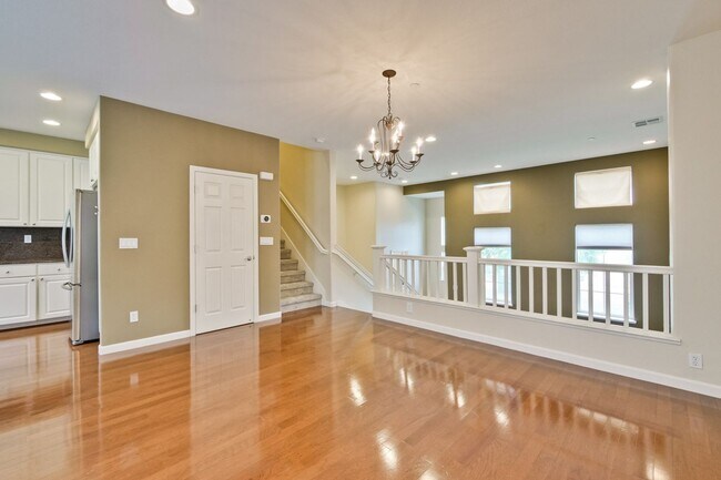 Foto del edificio - Modern Communication Hill Townhome | Panoramic Mountain Views