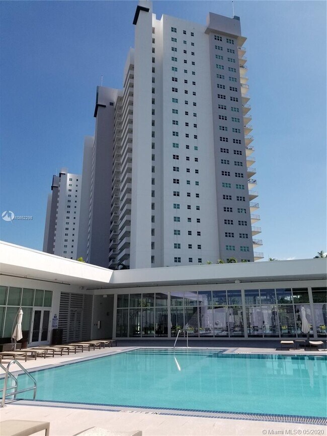 Building Photo - THE OAKS I CONDO
