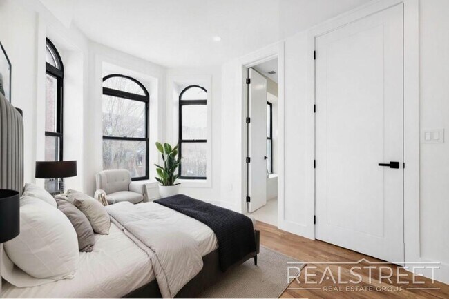 Foto del edificio - 3BR/2.5BA Duplex with In-Unit Washer/Dryer