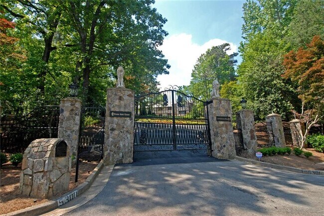 Foto del edificio - 5300 Powers Ferry Rd NW