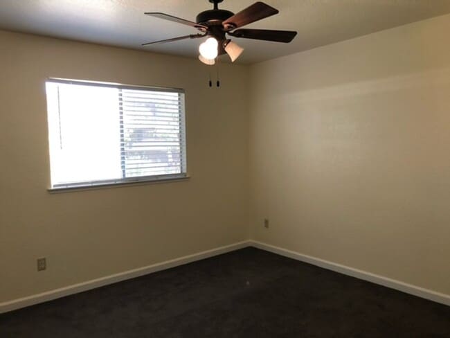 Building Photo - Charming Court Home Near Schools & Parks