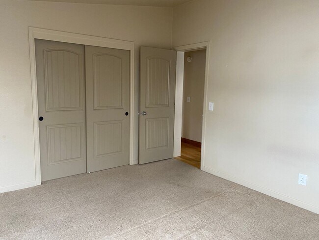 Building Photo - PET FRIENDLY 3 BEDROOM, 2 BATHROOM, SINGLE...