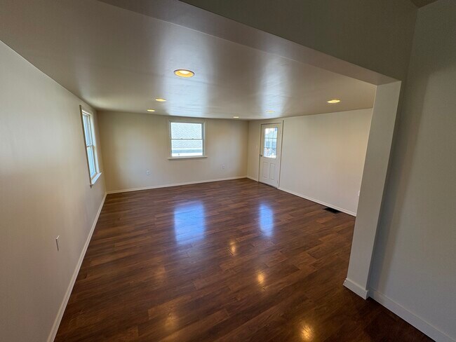 Living - 307 Gilmore Ave