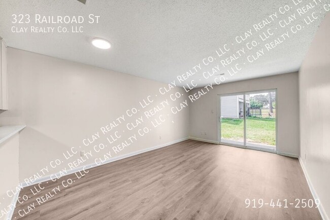 Foto del edificio - 323 Railroad St