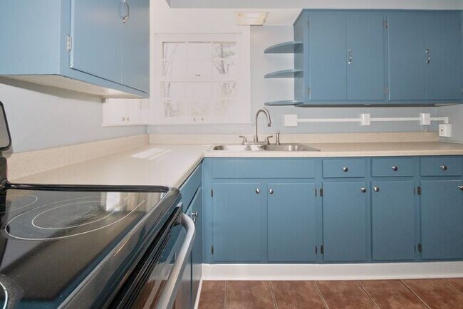 Building Photo - Adorable Bungalow
