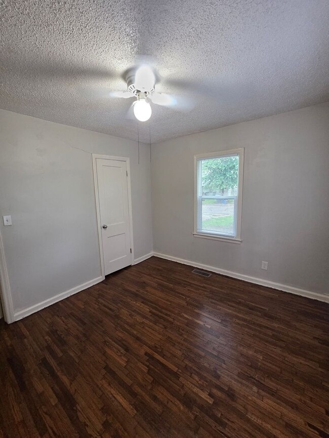 Building Photo - 3009 S Gordon Ave