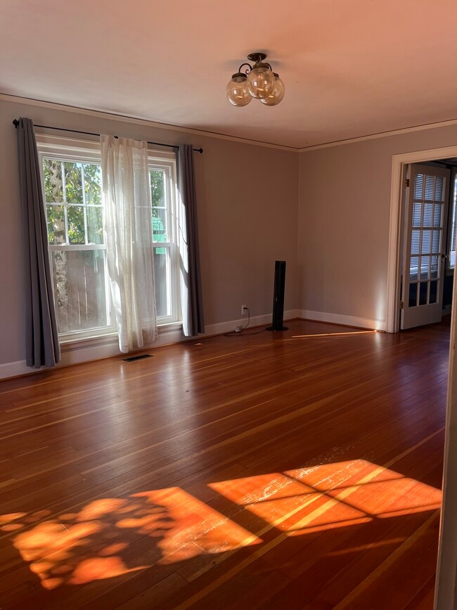 Living room - 915 John Adams St
