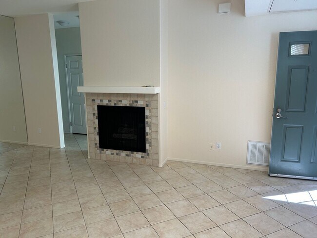 Building Photo - Cozy 2 Bedroom, 2 Bath condo in Sabre Hill