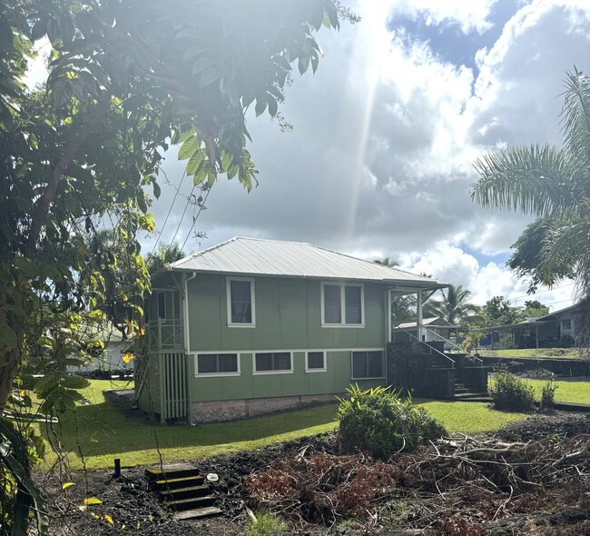 Building Photo - Charming Plantation-Style Home in Hilo