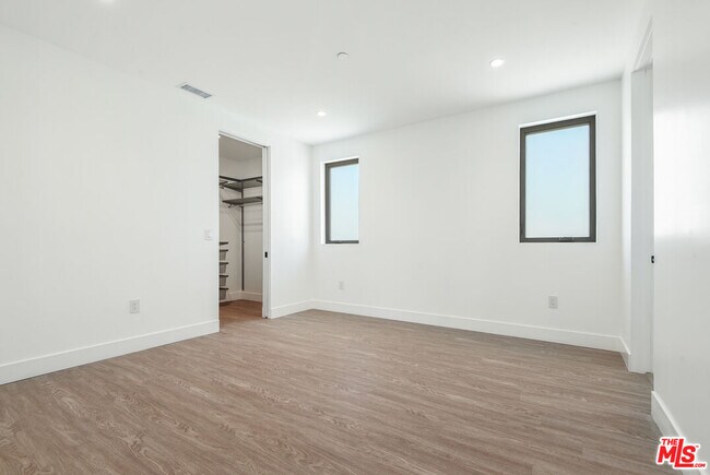 Building Photo - 1206 N Sycamore Ave