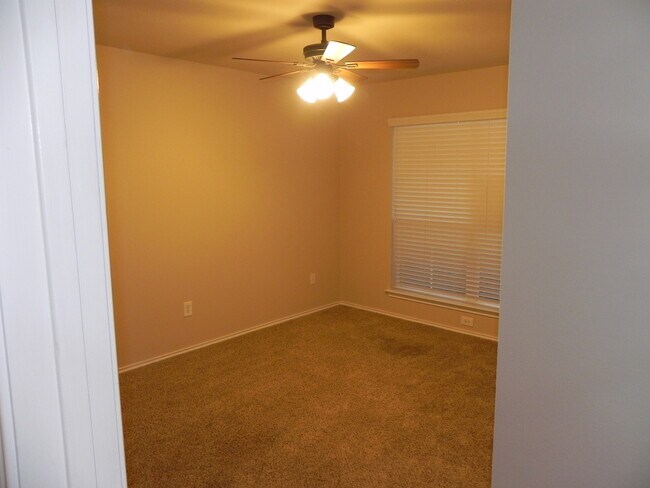 Foto del edificio - 3 bed 2 bath in Desirable Location coming soon!!