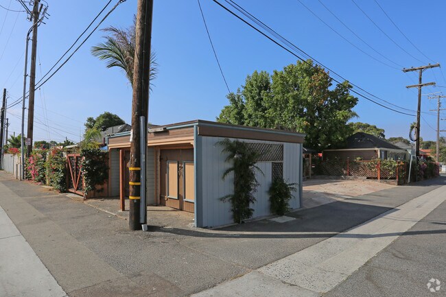 Building Photo - 3044 State St
