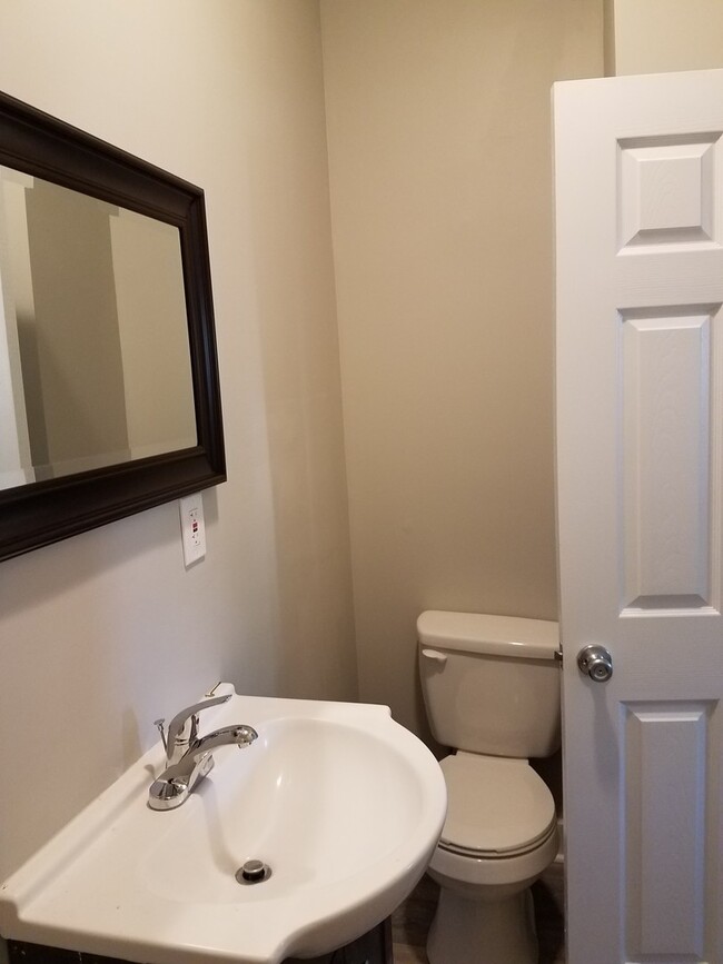 Building Photo - Spacious 4 BR 3 Bath single family home ne...