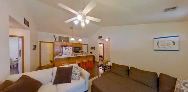 Building Photo - 3D Tour Available - Newer Flooring + Washe...