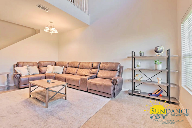 Building Photo - Beautiful 3 Bedroom Townhouse near Hurlbur...