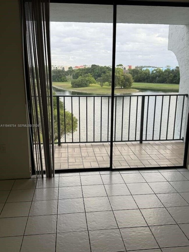 Foto del edificio - 9688 Fontainebleau Blvd