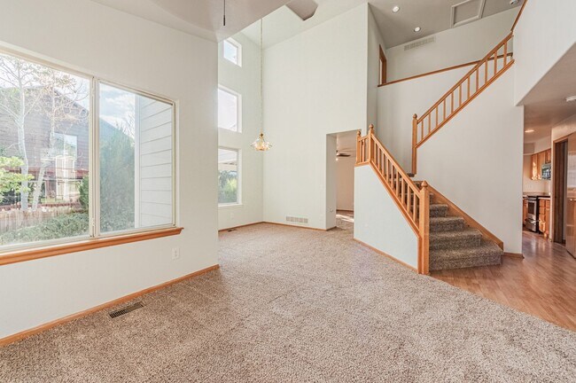 Building Photo - Stunning 2-storey corner lot home in Aurora!