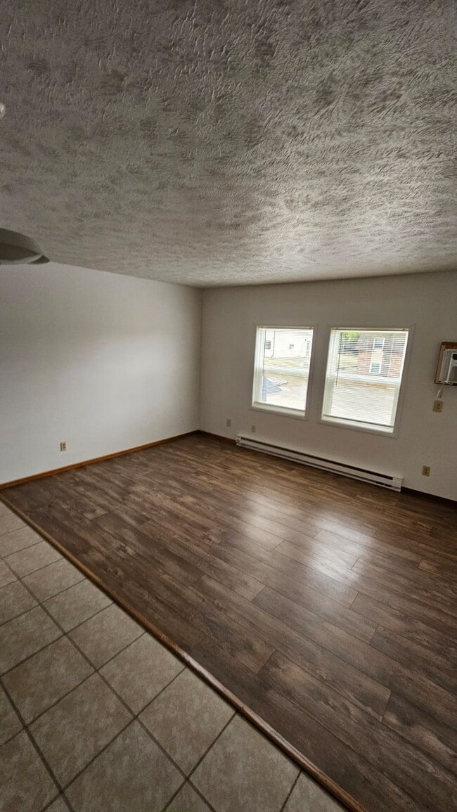 Building Photo - 2857 City View Dr