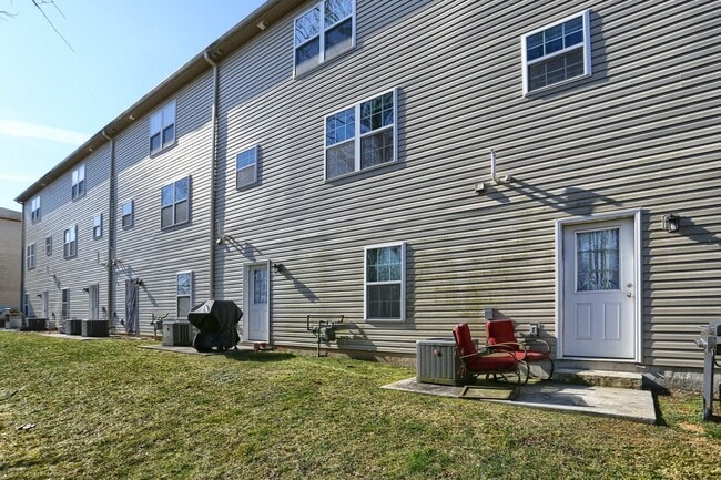 Building Photo - Luxury 4/BR, 2.5 bath townhouse