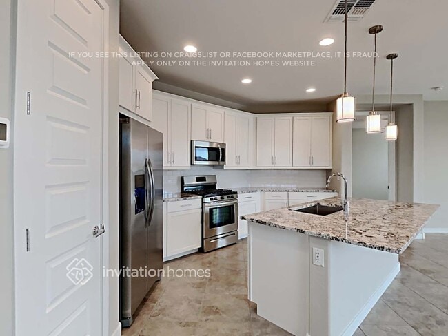 Foto del edificio - 18841 W Canterbury Dr