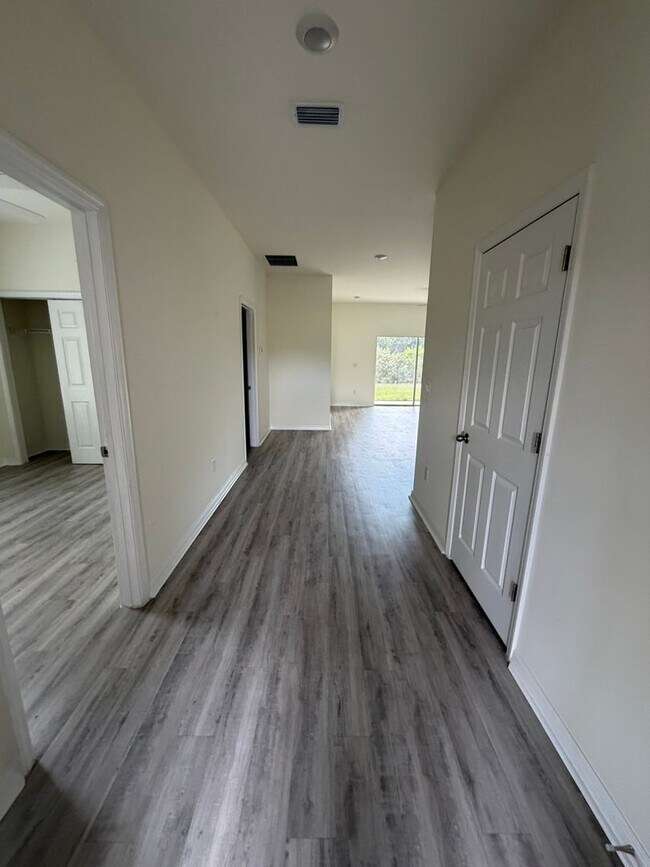 Building Photo - 1060 San Cristobal Ave